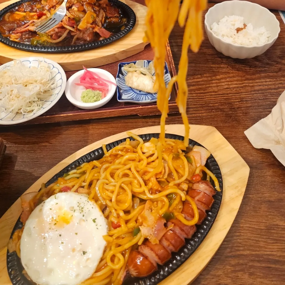 규카츠와 함께 곁들인 야끼소바 나폴리탄