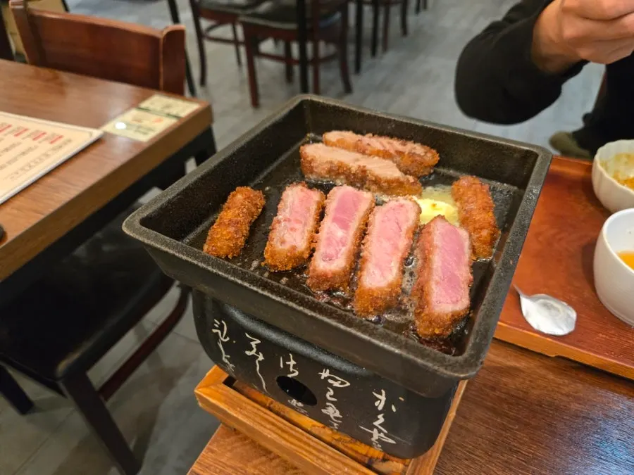 Gyukatsu sirloin grilling on the cast-iron plate
