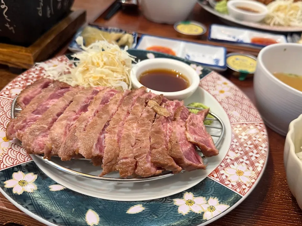 Rice served with the gyukatsu set