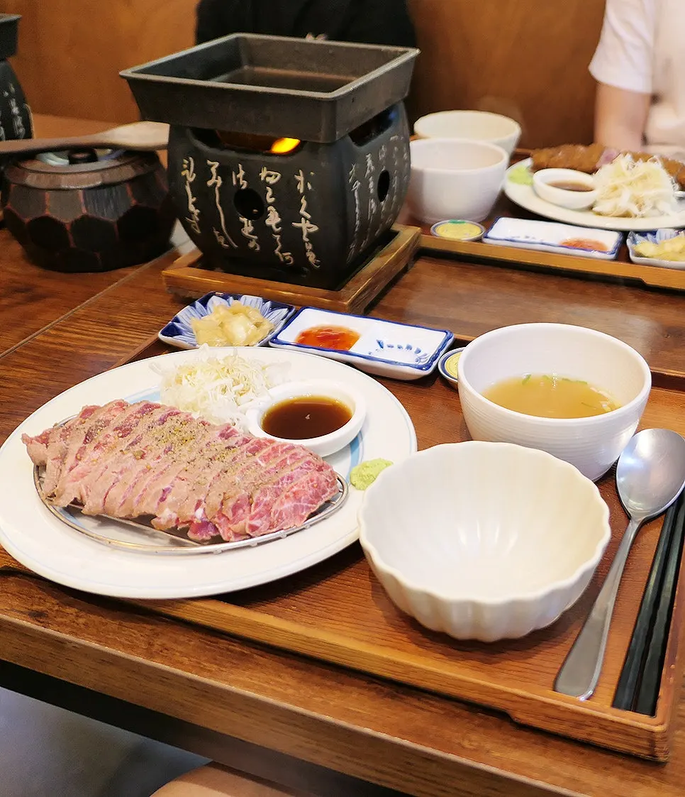 밥과 반찬, 미니 카레가 함께 나온 정식 구성