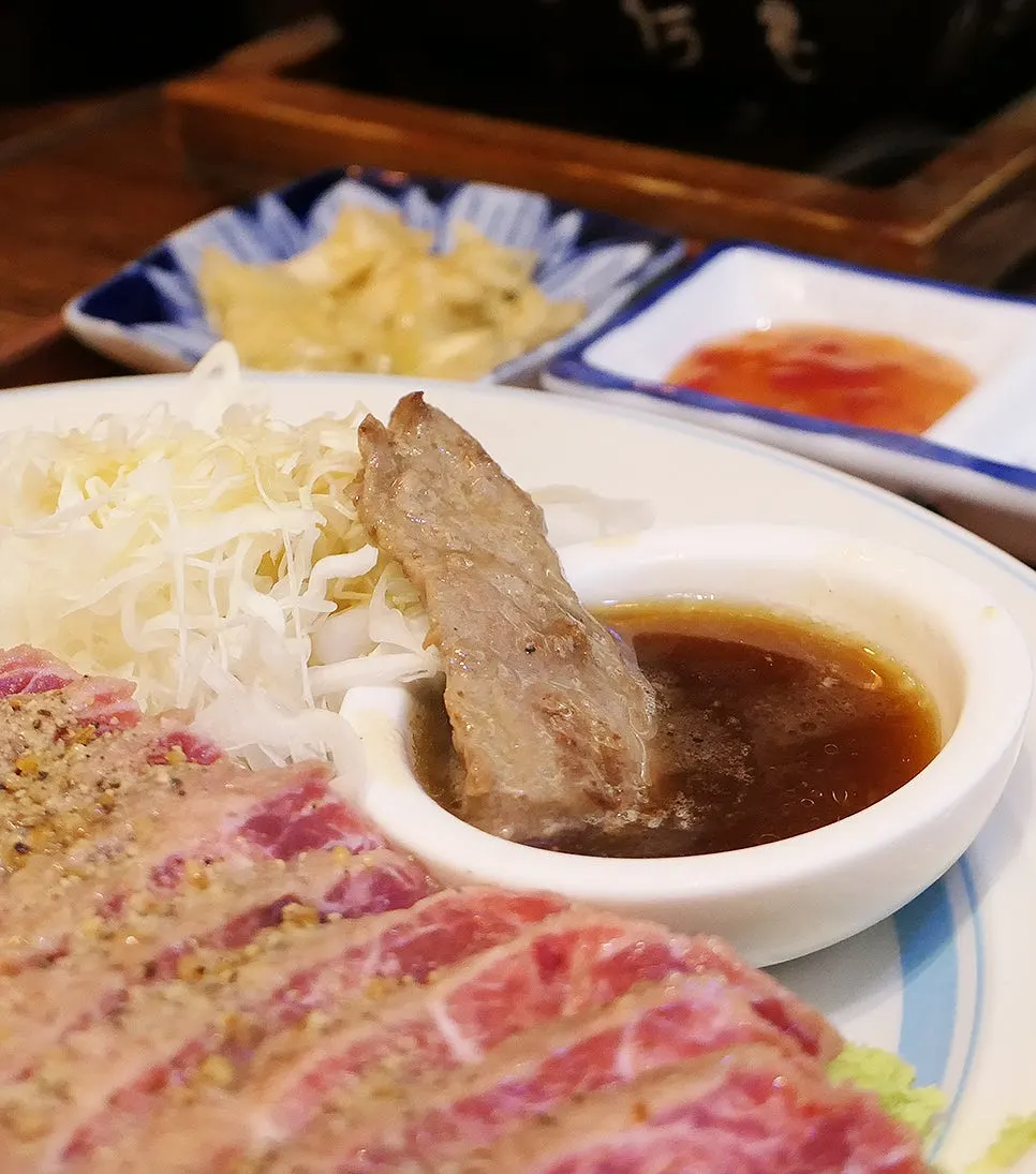 와사비를 올린 채끝 스테이크 한 점