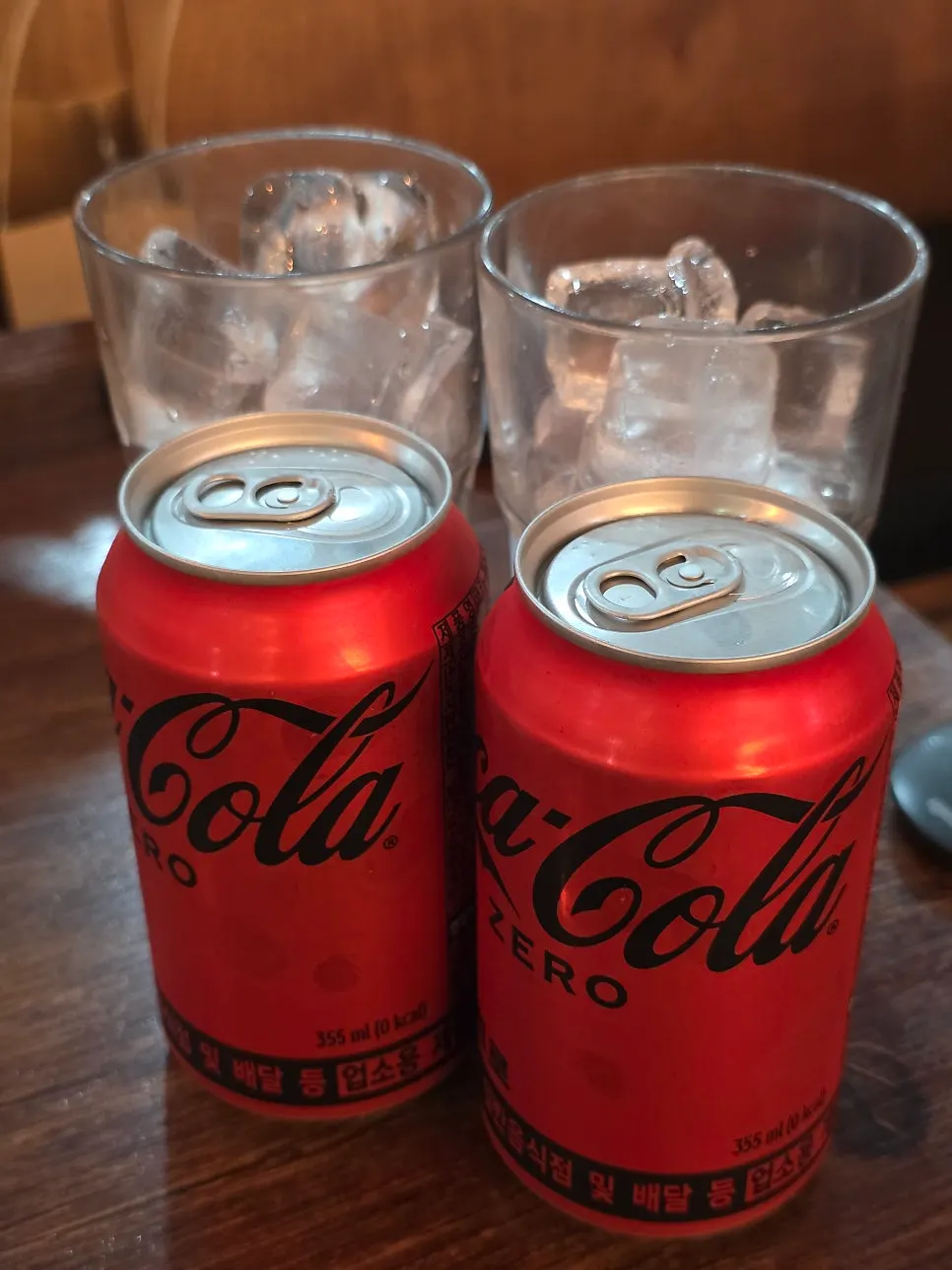 Zero-sugar cola and a cup of ice included with the set