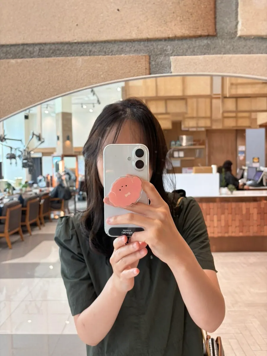 Calm, neatly finished mocha brown hair