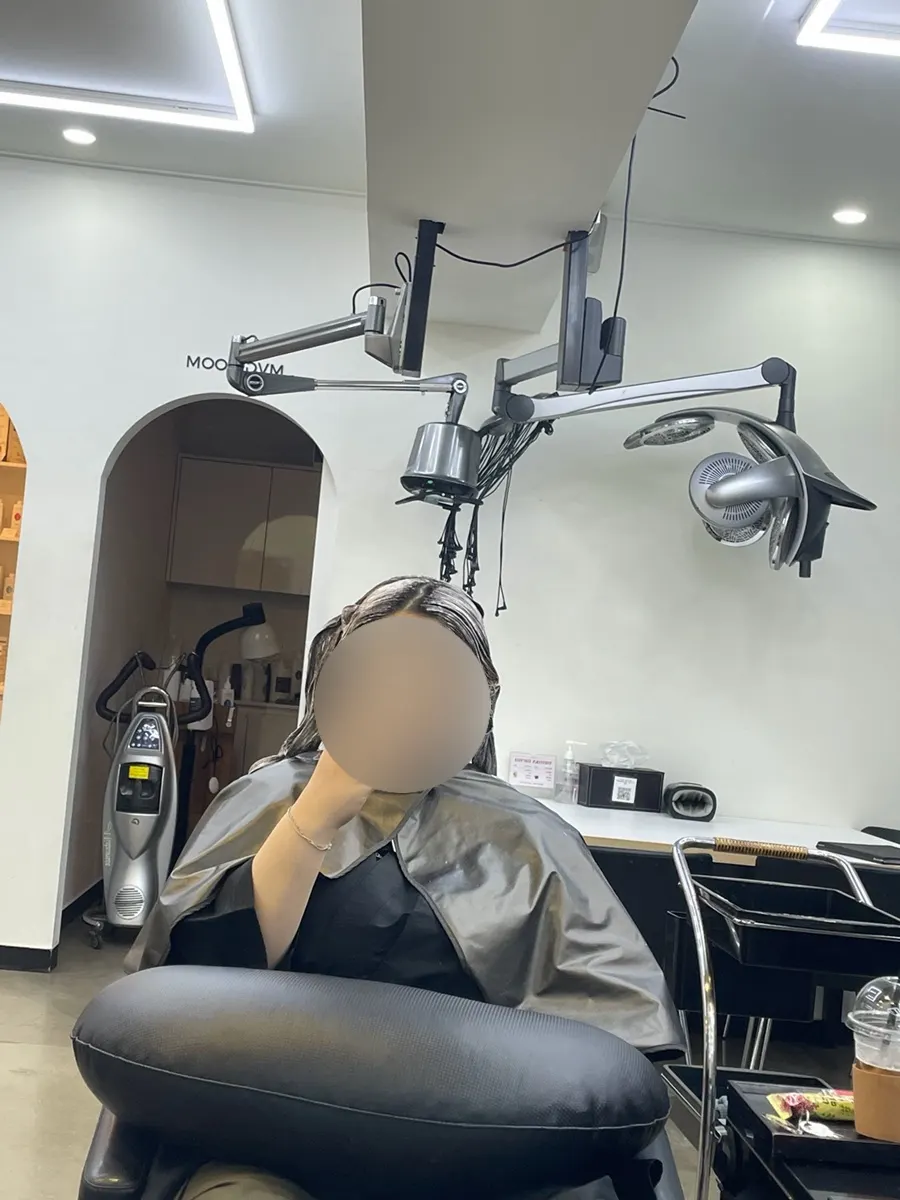 두피부터 모발 끝까지 탈색약 도포