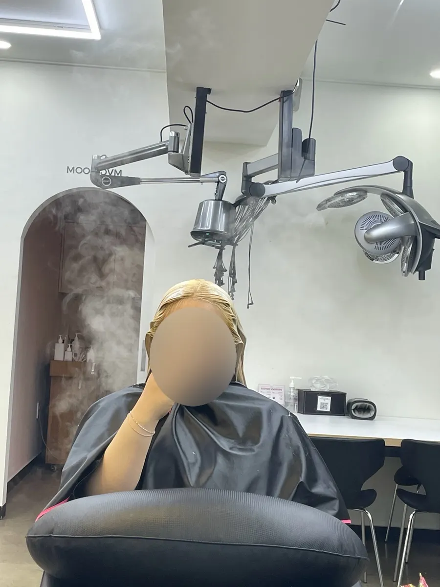 2차 탈색약을 도포한 긴머리