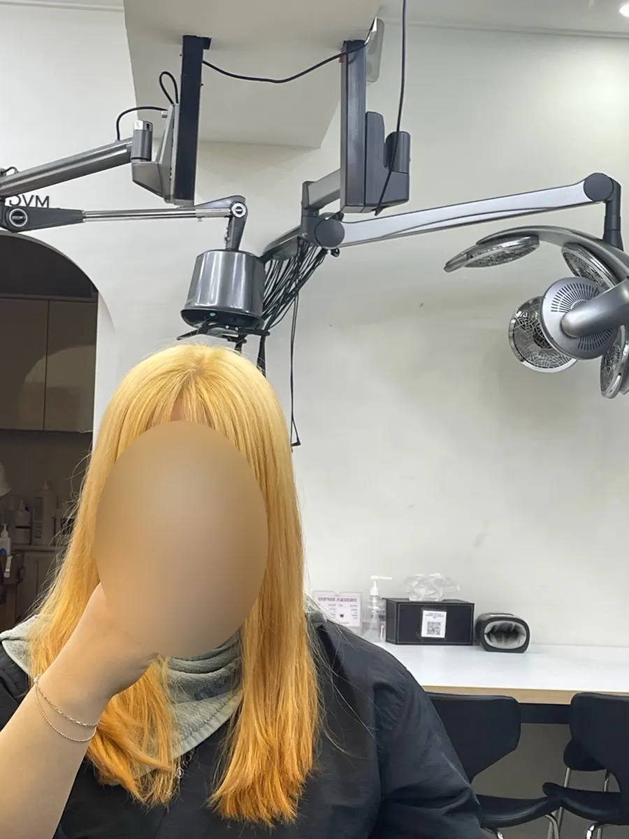 위아래 밝기 차이가 보이는 탈색 모발