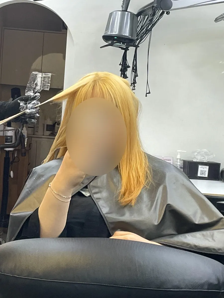 머리 아래쪽만 추가로 탈색약 도포