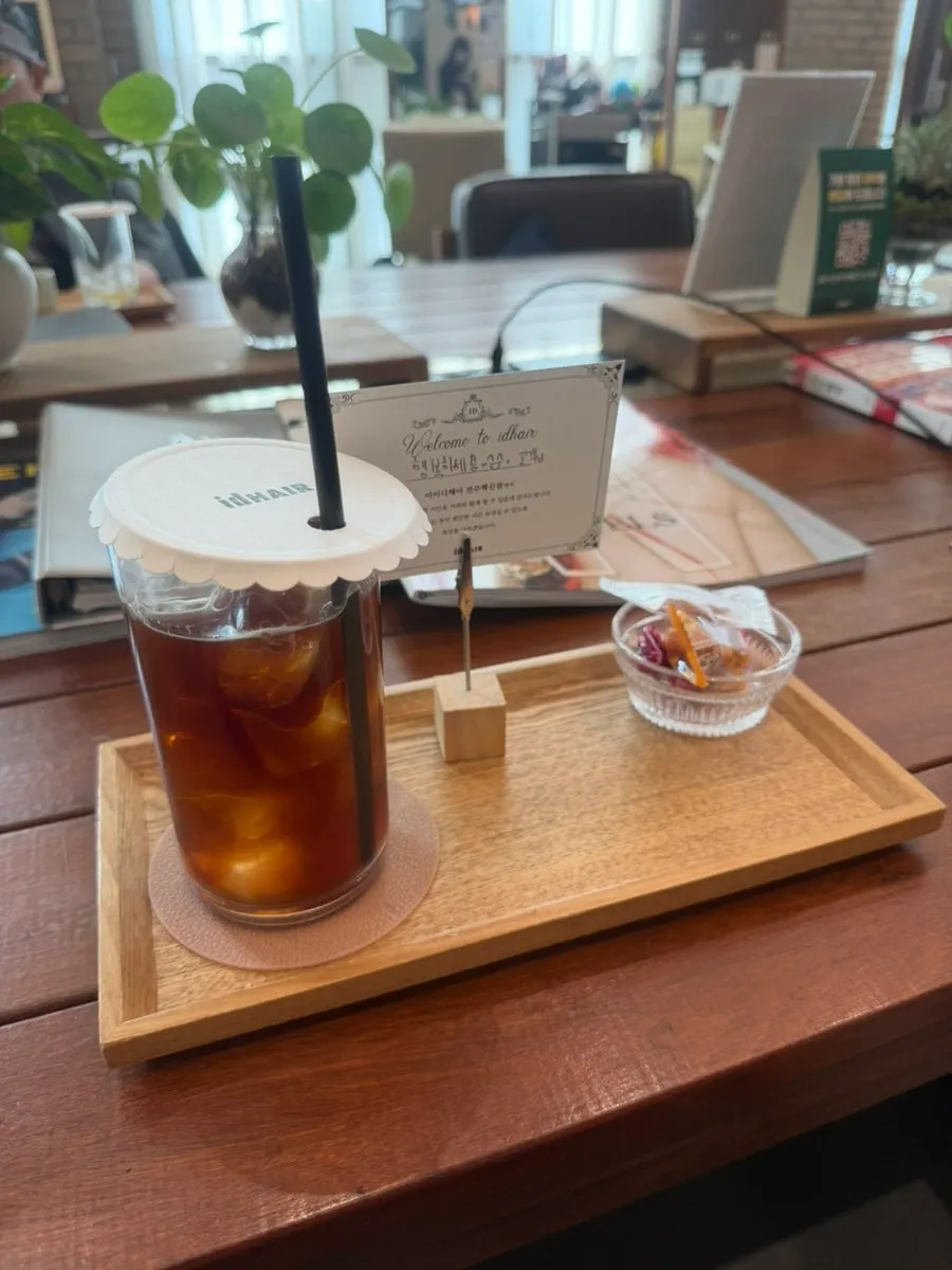 Drink service provided with a sign