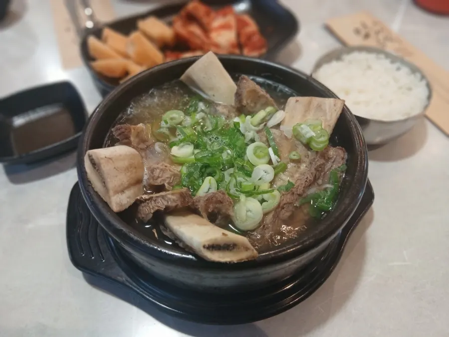 Raw beef bibimbap at Idobonga