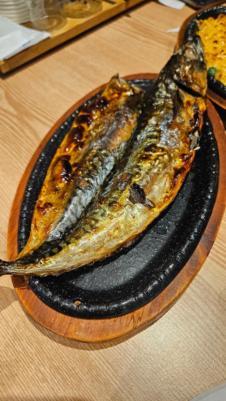 Grilled mackerel served on a hot plate