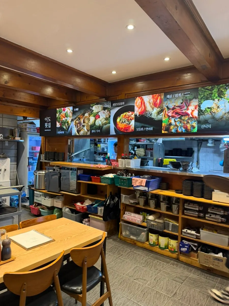 Interior of Ido Hoetjip with 4- and 6-person tables