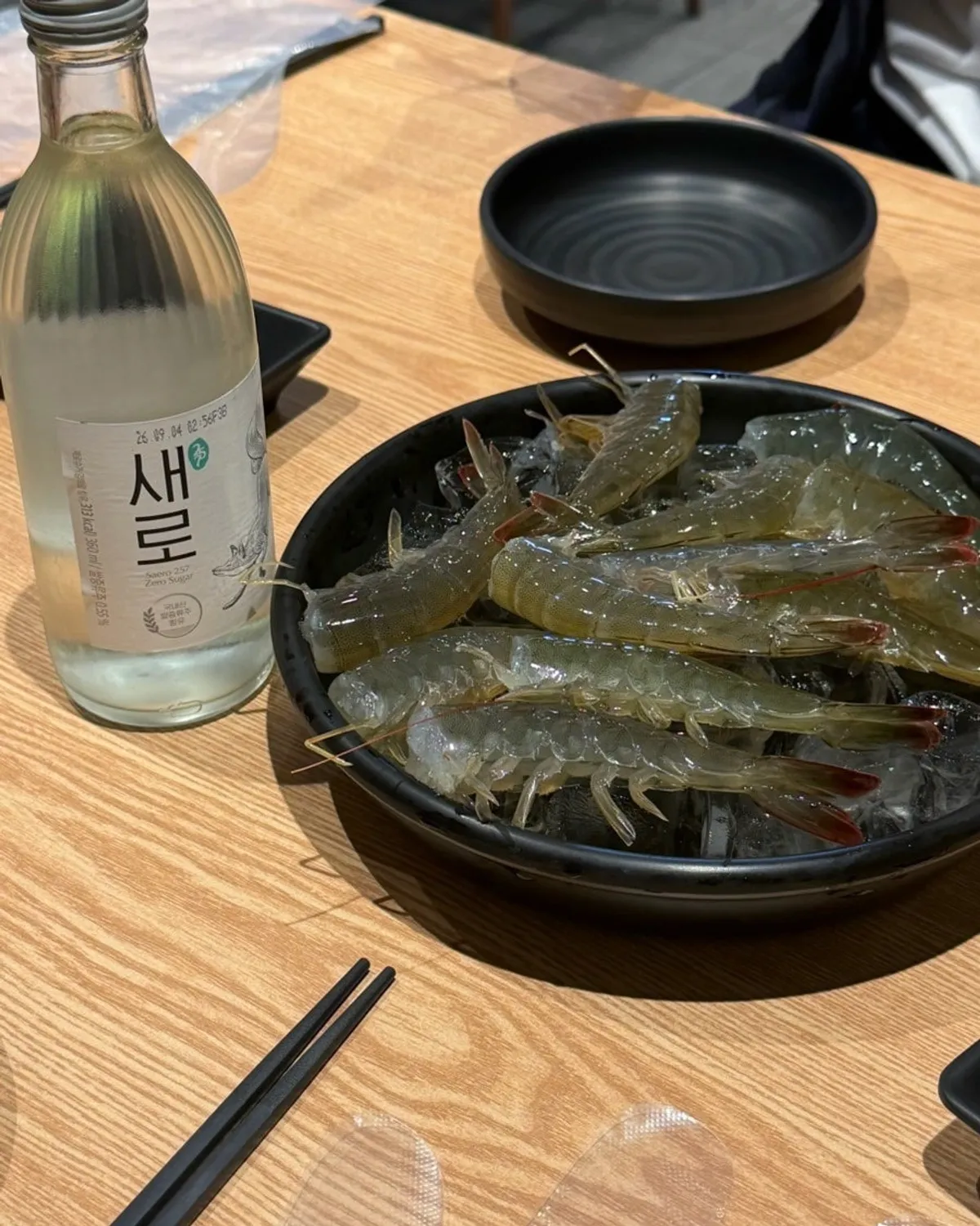 A plate of in-season raw shrimp at Ido Hoetjip