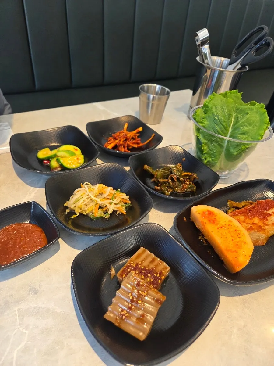 도토리묵무침과 김치 등 밑반찬 접시