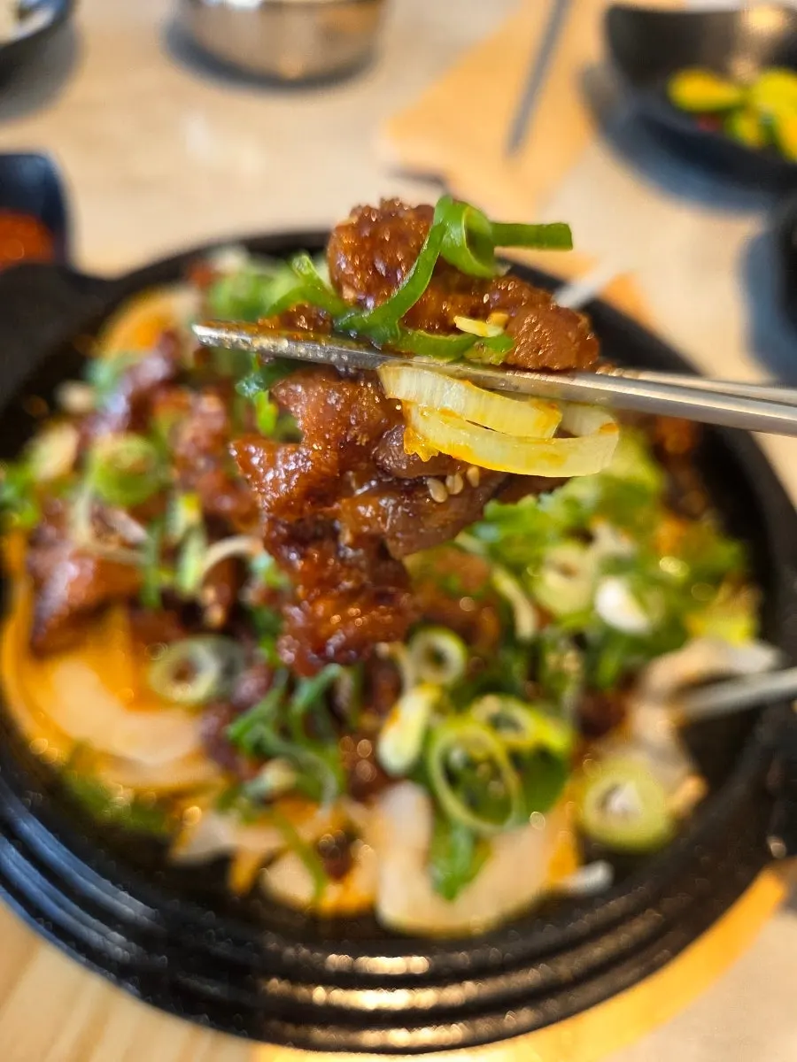 돌판 아래 구워지는 양파와 석갈비