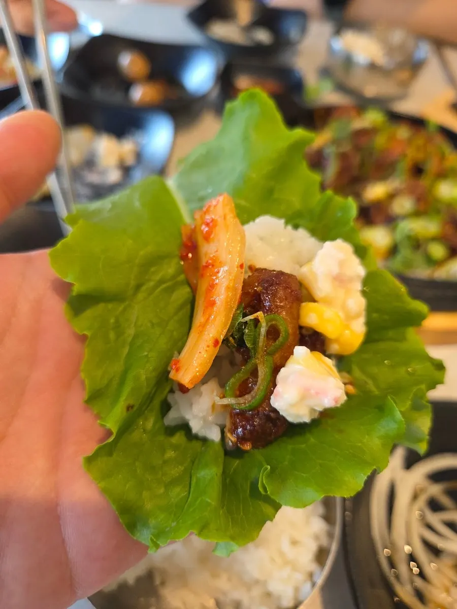 석갈비와 반찬이 깔린 테이블