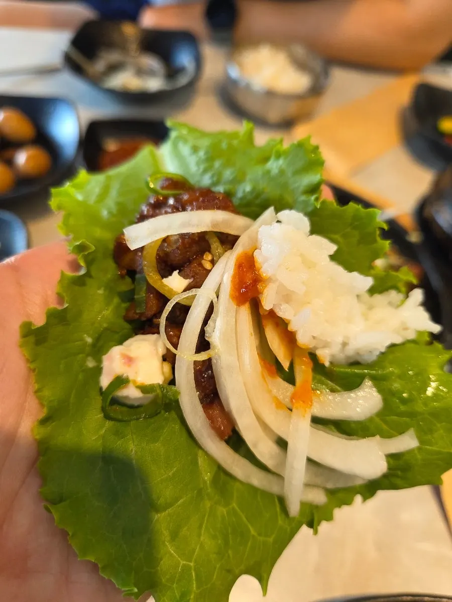 두툼한 석갈비 고기 클로즈업