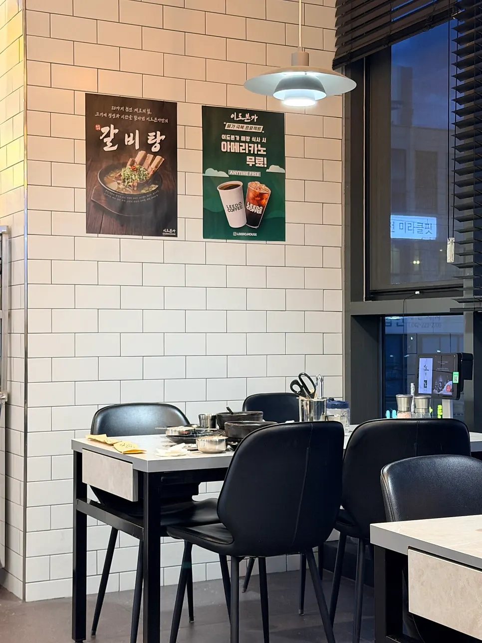 Table with diners seated at dinner time at Idobonga