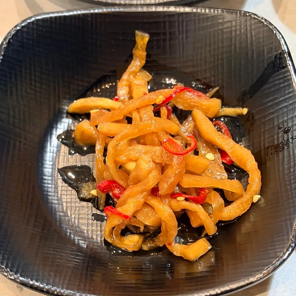 Seasoned bellflower root and stir-fried mushroom side dishes