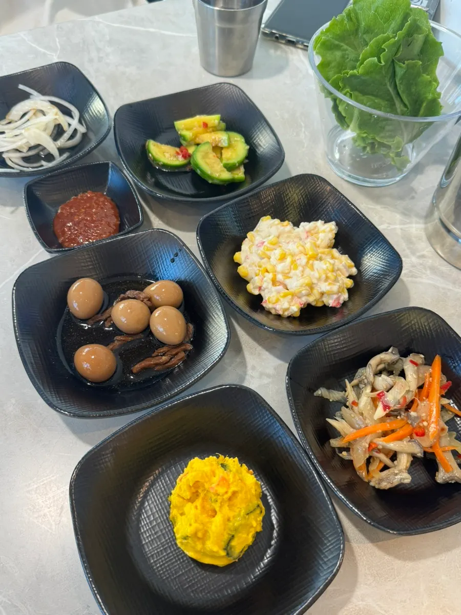 석갈비와 함께 차려진 반찬 상차림
