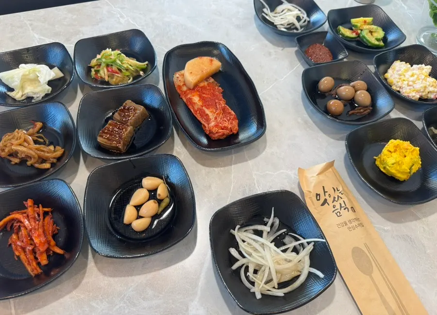 해파리냉채와 장아찌 등 다양한 반찬