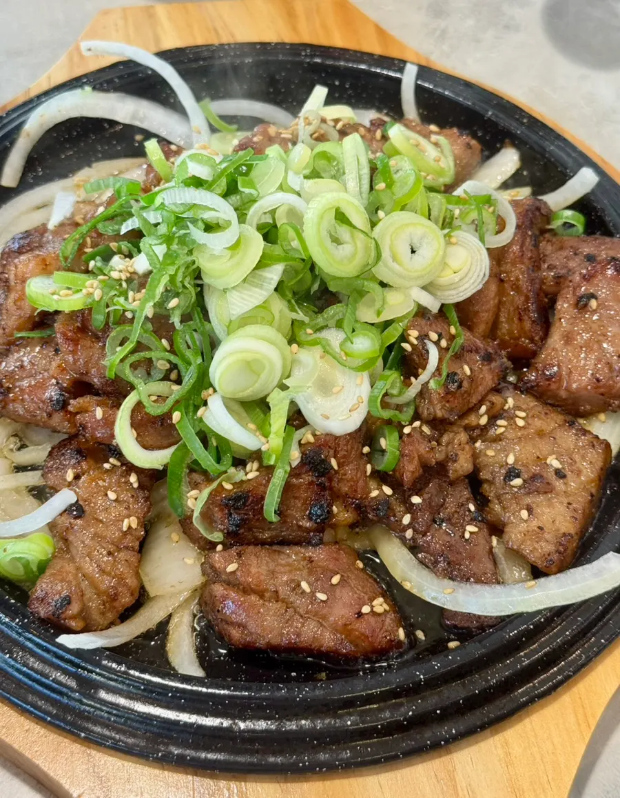 돌판 위에 구워져 나온 석갈비 2인분