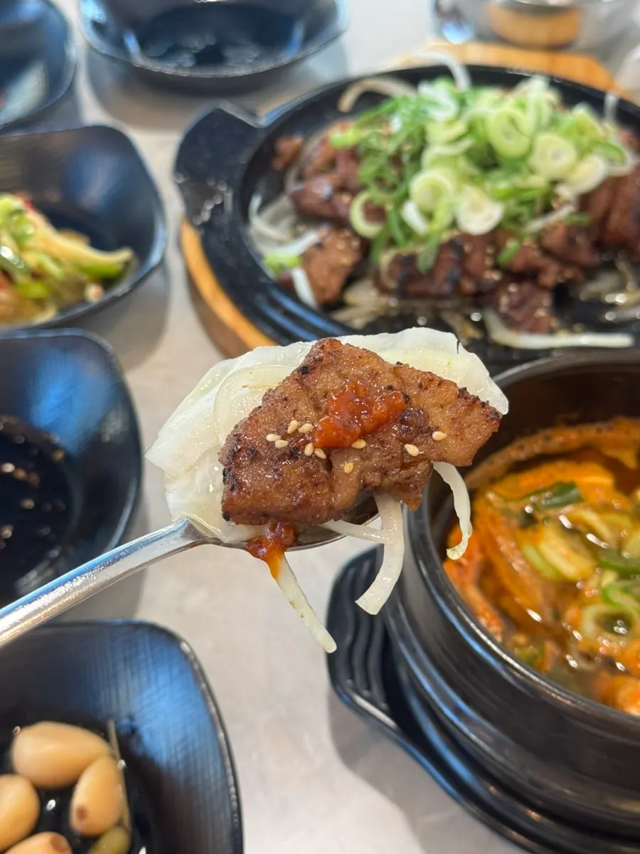 양배추절임과 상추로 싼 석갈비 쌈