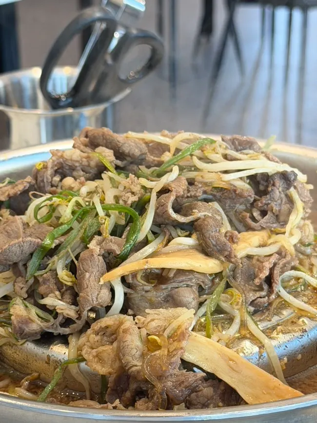 Bulgogi eaten together with kimchi