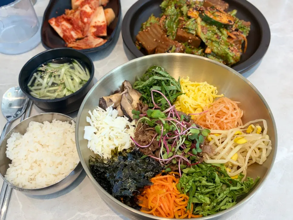 Korean meal spread at Idobonga near Seodaejeon Station