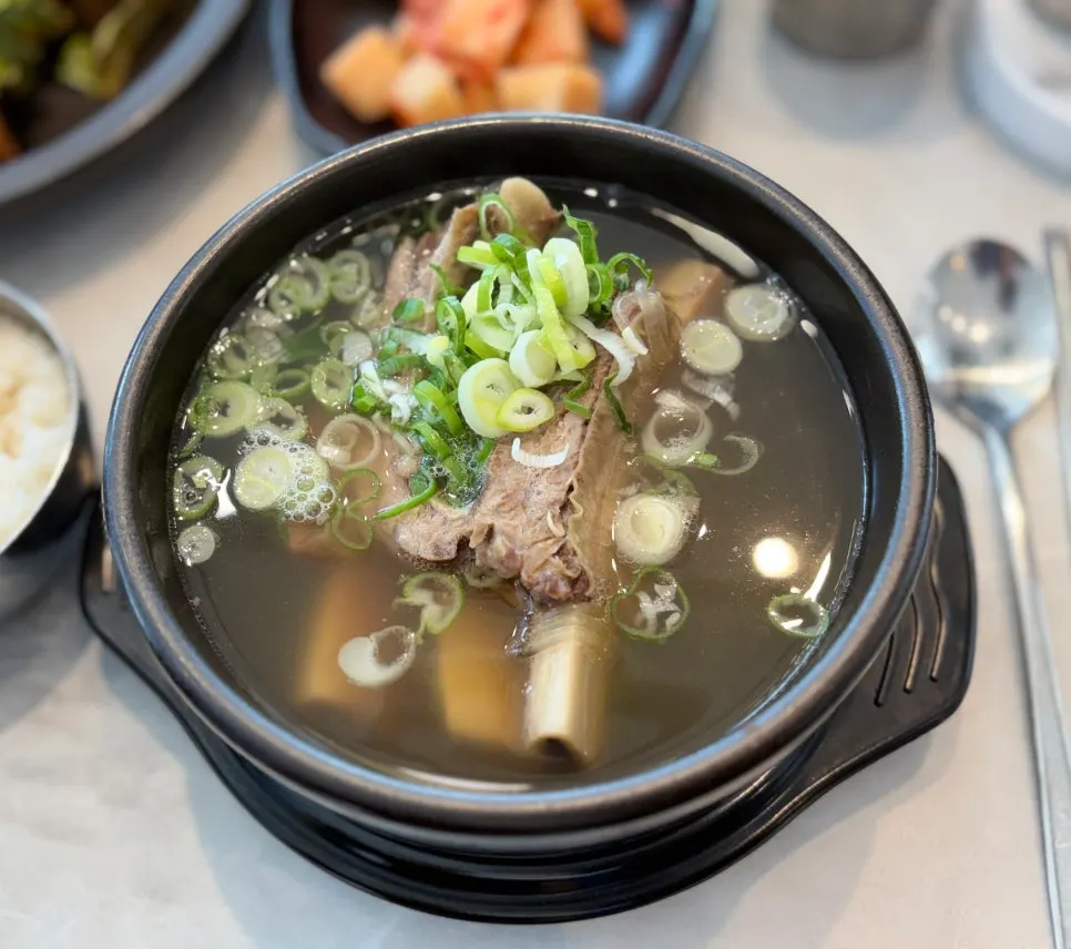 A table with galbitang and bibimbap at Idobonga