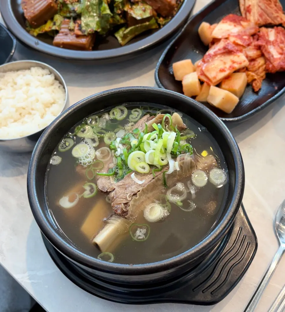 Galbitang in a stone pot with a large rib bone
