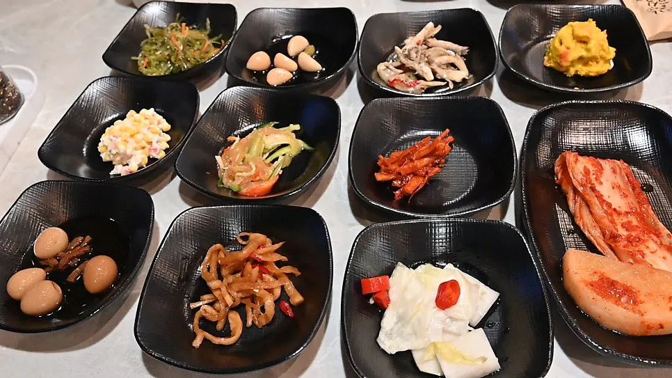 김치와 나물, 메추리알 등 이도본가 기본찬 상차림