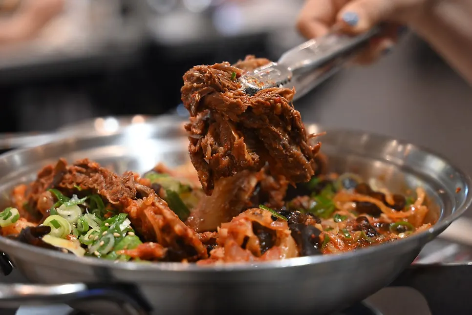 큼직한 소갈비와 김치, 떡이 들어간 매운갈비찜