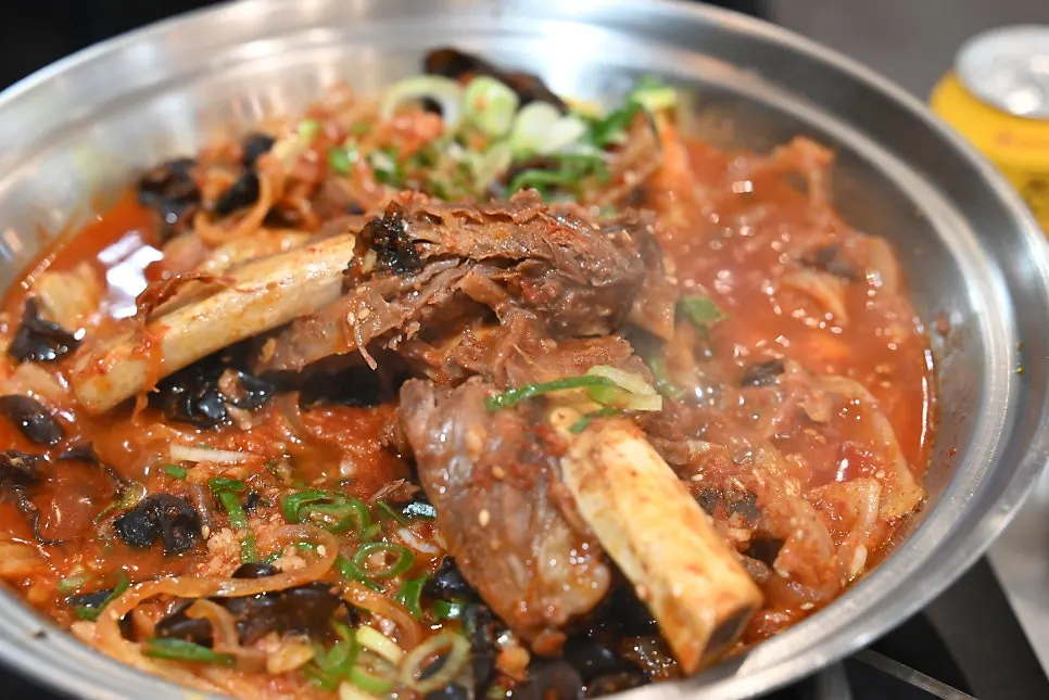 매콤한 양념이 묻은 갈비 한 점
