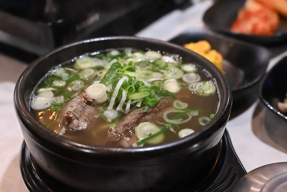 큼직한 갈빗대가 들어간 이도본가 갈비탕