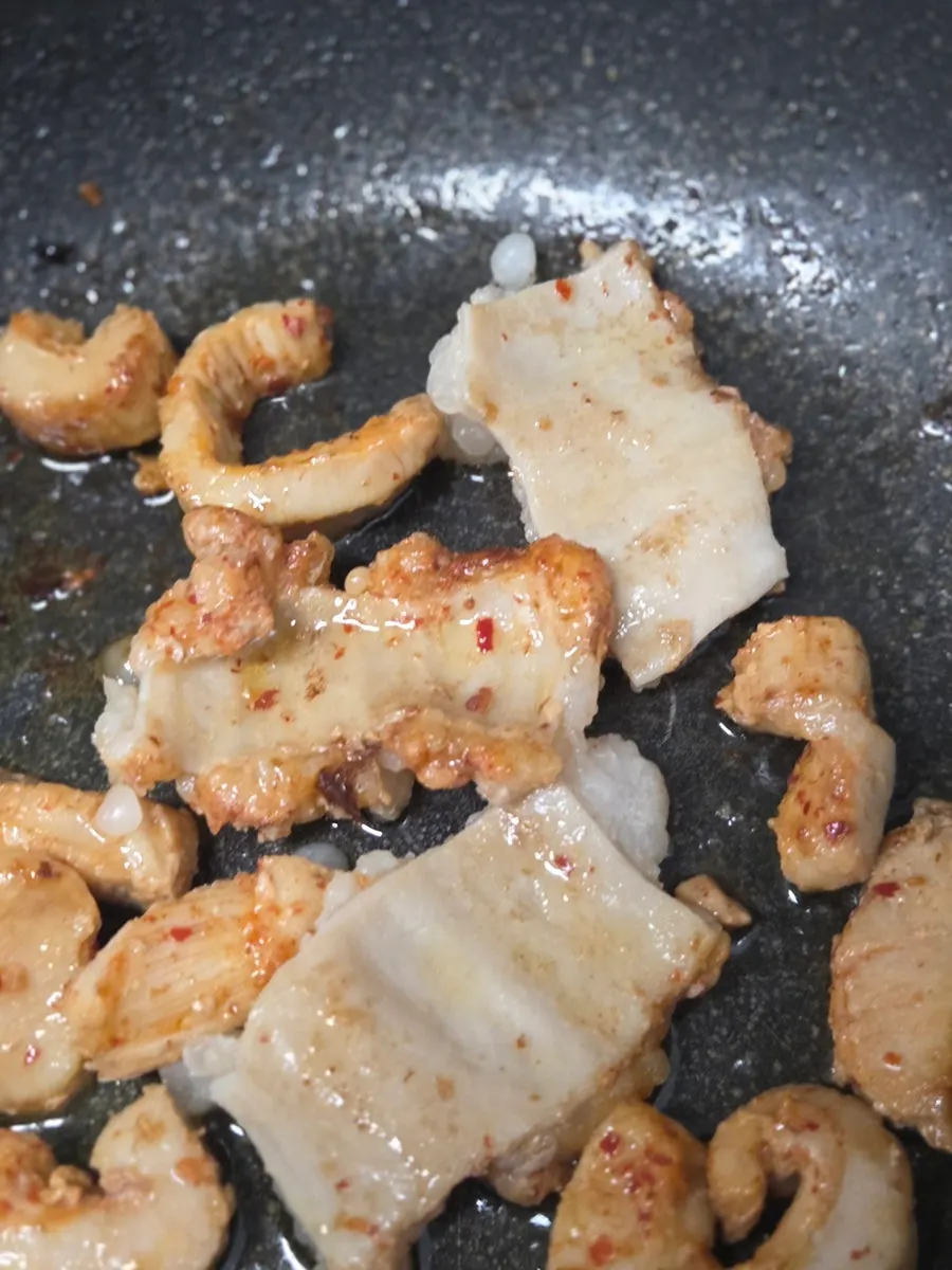 소스와 함께 즐기는 이음특양대창 양념구이