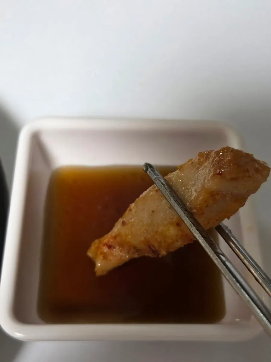 한 입 크기로 손질된 양념 대창 구이