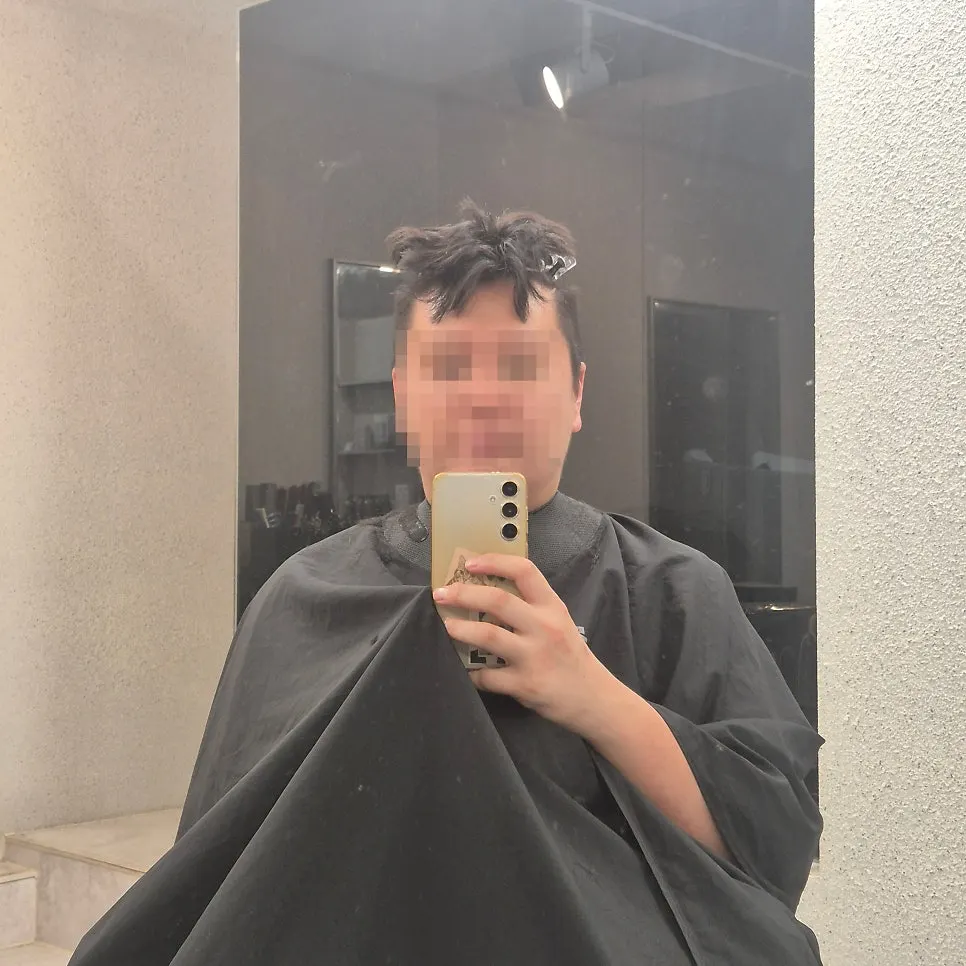 다운펌 전 두피 보호제를 도포하는 과정
