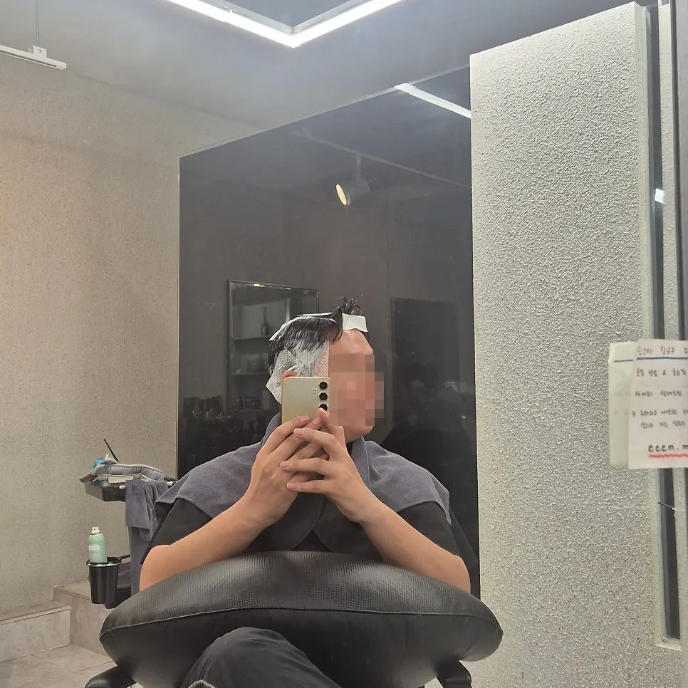 샴푸실에서 두피 지압 마사지를 받는 자리