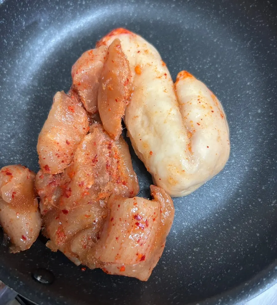 Grilled premium omasum and daechang with seasoning evenly absorbed