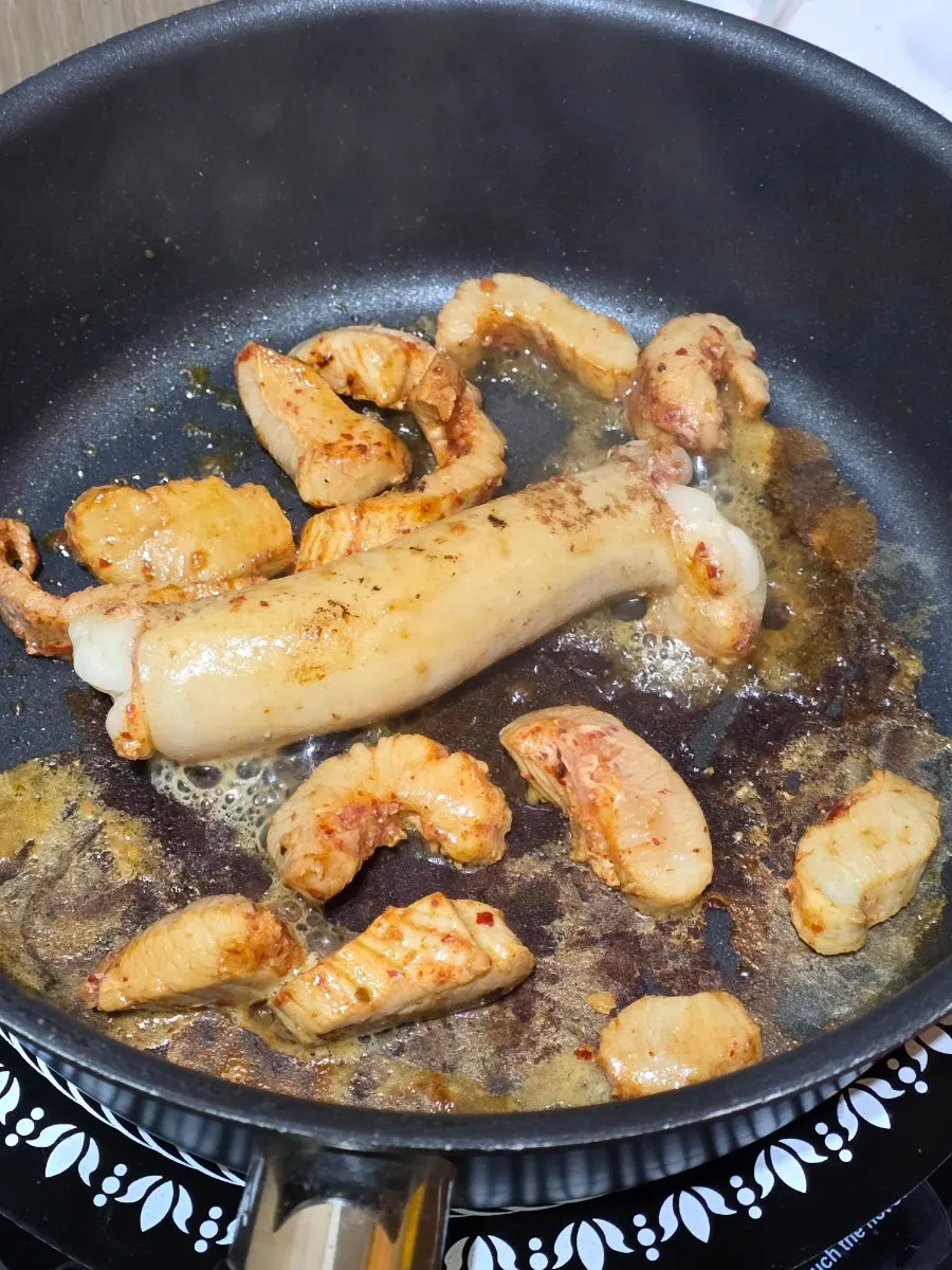 Cooking trimmed teukyang and marinated daechang