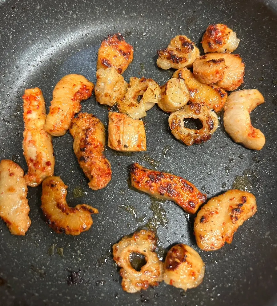 Marinated premium omasum and daechang eaten with rice as a rice bowl