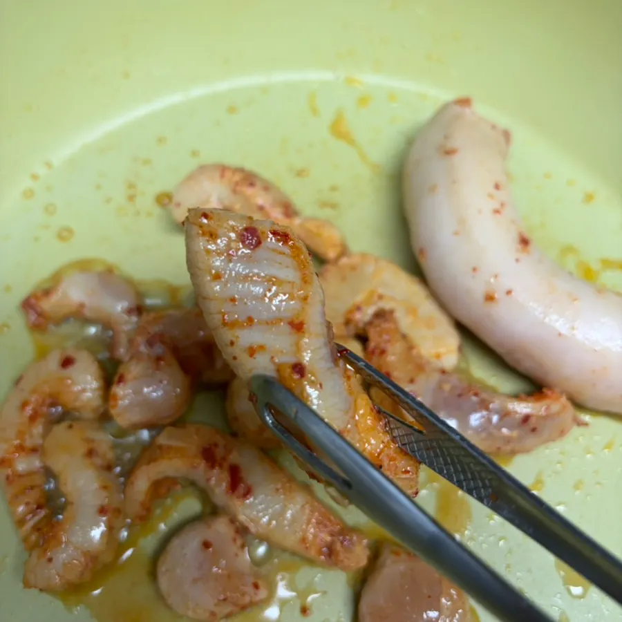 Ieum seasoned teukyang and daechang grilling over medium heat