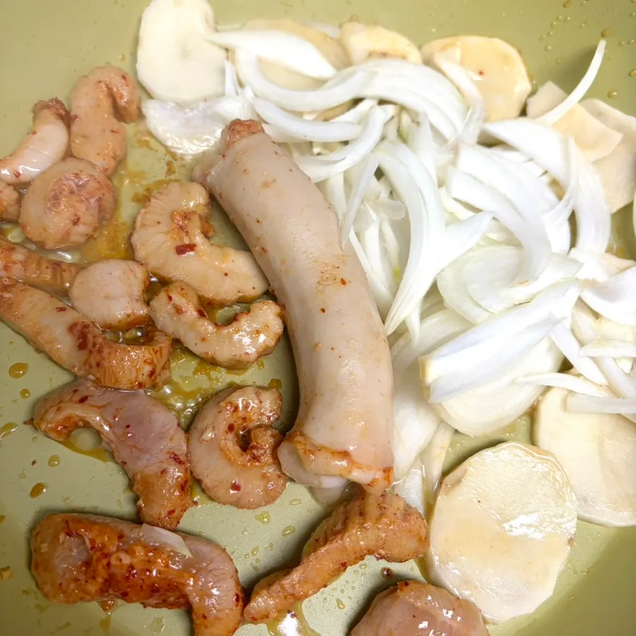 Fat rendered in the pan while grilling teukyang and daechang