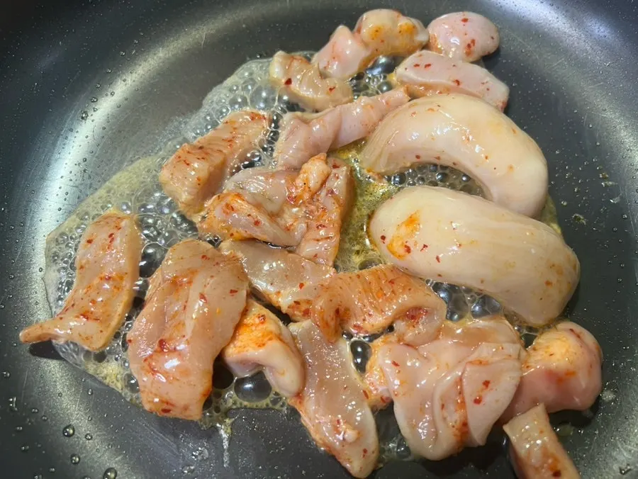 Seasoned premium tripe and large intestine cooked with a pan and torch