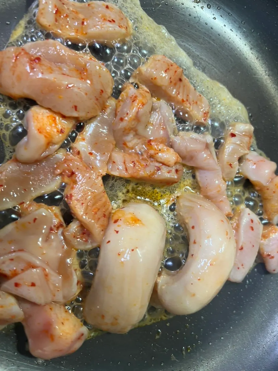 Torch charring the surface of seasoned premium tripe and large intestine