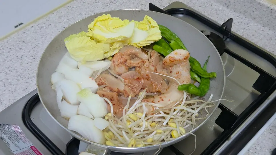 프라이팬에서 익히는 양념 특양과 대창