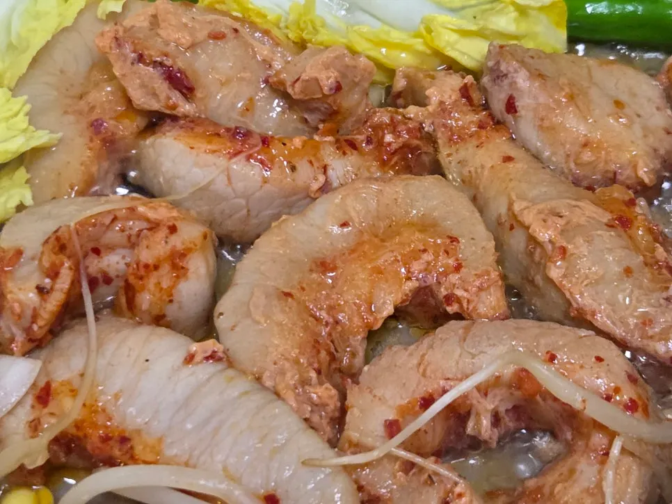 채소와 함께 프라이팬에 구운 특양과 대창