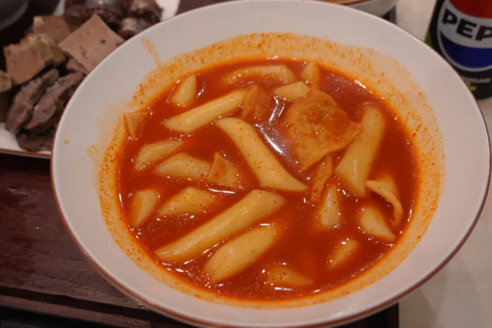 Close-up of wheat rice cake tteokbokki with shallow broth