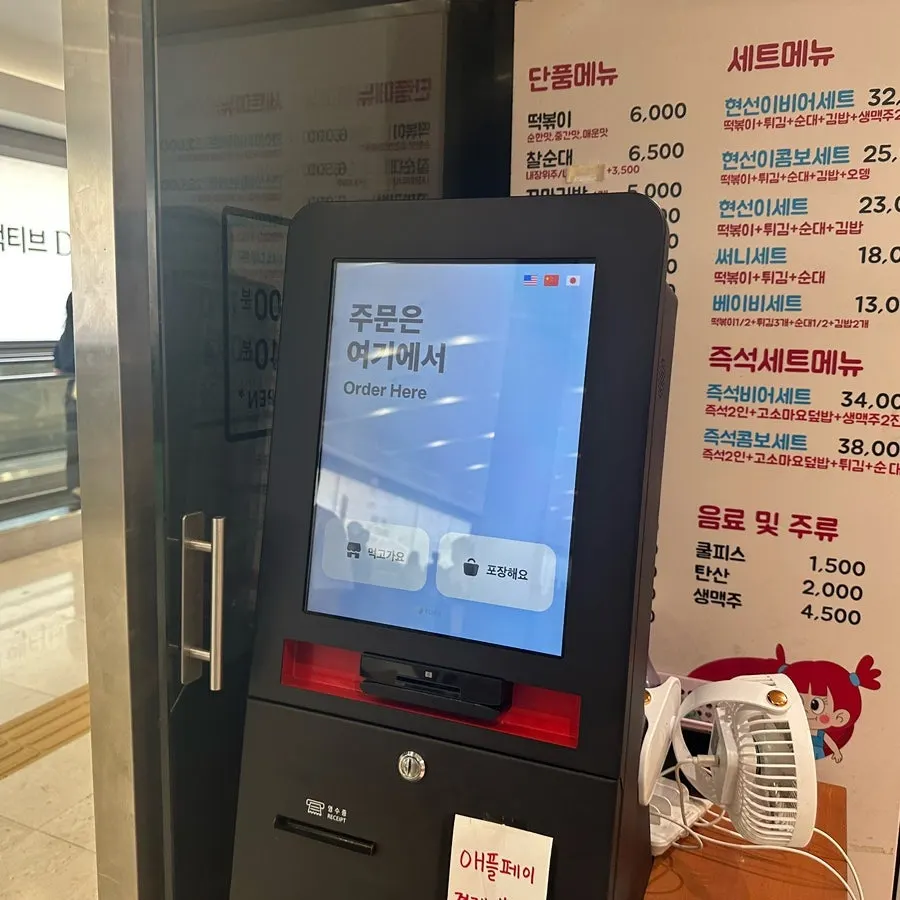 テーブルごとにIH調理器が置かれた即席トッポギ席