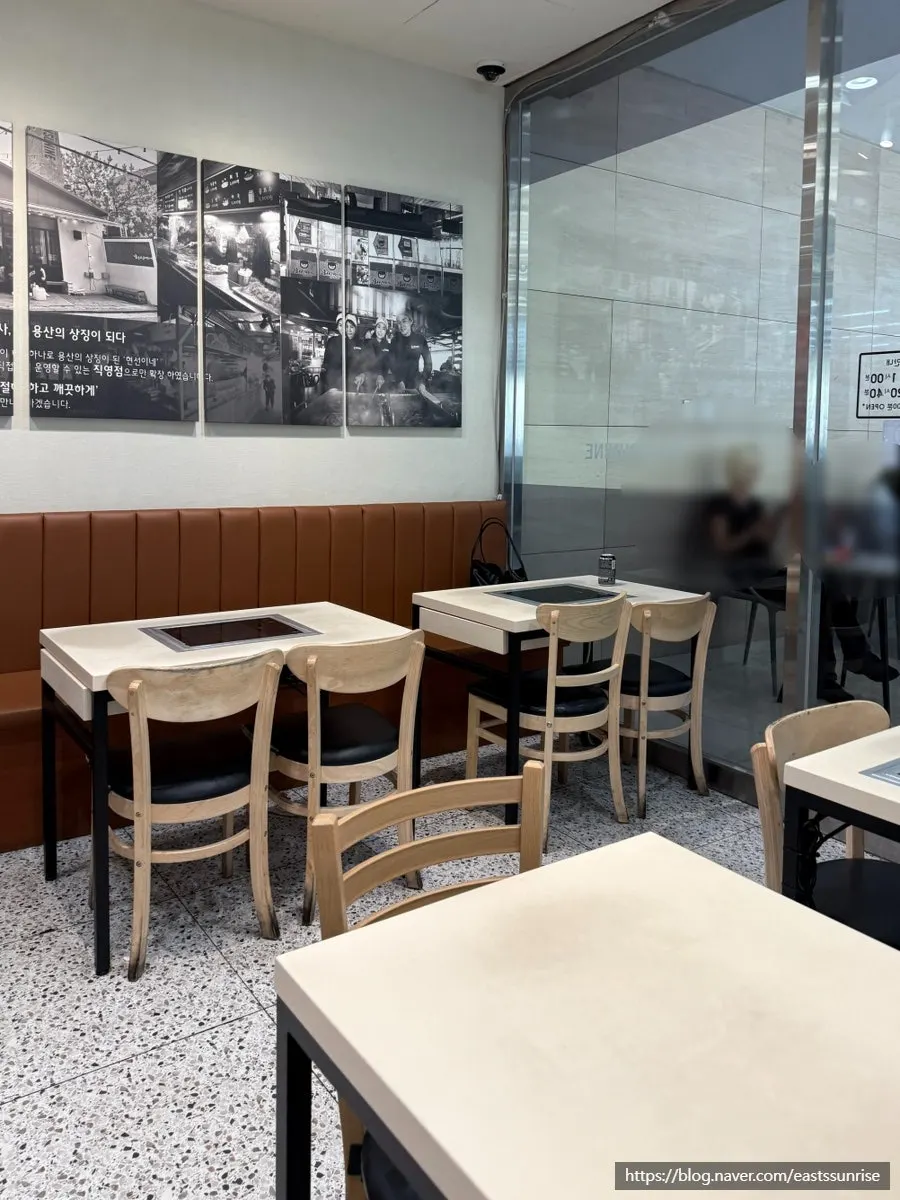 Seating with 4-person and 2-person tables in the restaurant